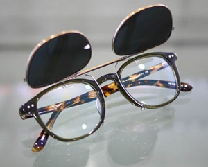 メガネの形 跳ね上げ式の画像